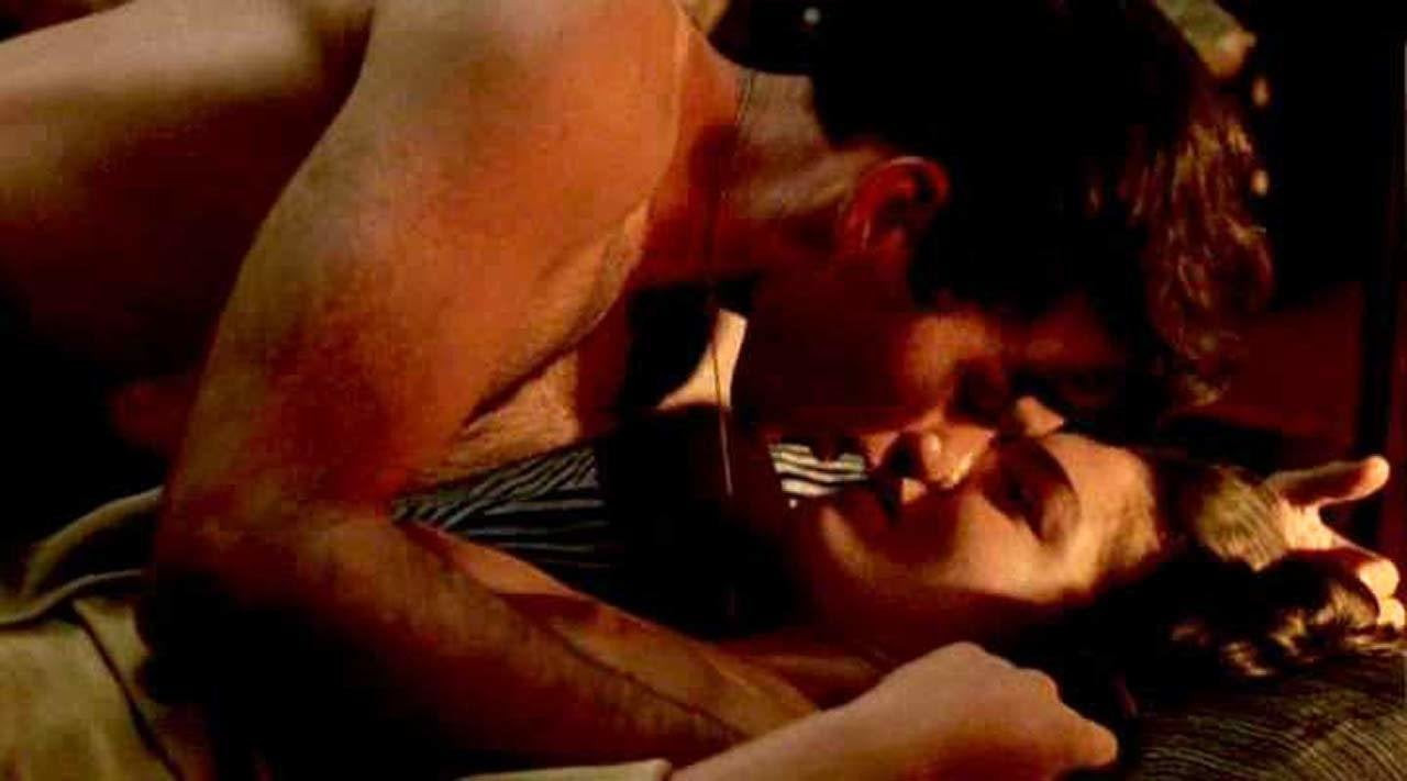 Alexa Davalos Titten in romantischer Szene auf scandalplanet.com