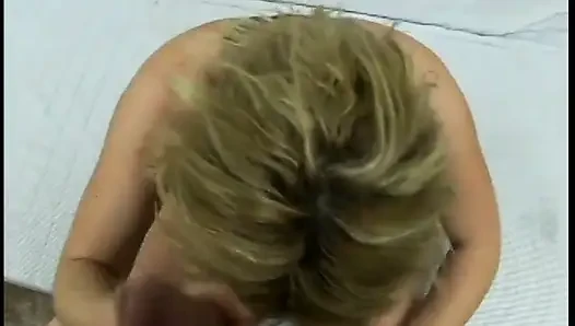 Cewek sange rambut pirang lagi asik muasin memek beceknya pakai tiang