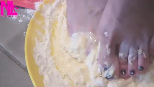 Bikin adonan untuk pasta dengan kaki jenjangku