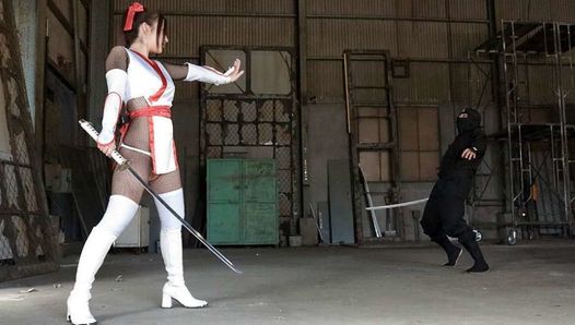 Ninjas torturan a la pobre chica con un juguete sexual y una provocación