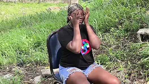 Cowok ini ngentot memek hitamku di semak-semak