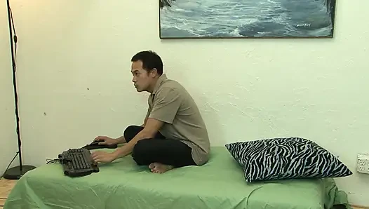 Asiatisches schätzchen lutscht einen riesigen schwanz und reitet ihn dann zu einem mund, abspritzen