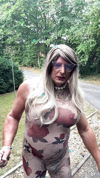 Seksi Crossdresser kellycd2022 u seksi floral vidi kroz odelo i štikle