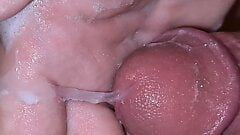 Femboy mostra il suo sperma nelle sue piccole mani carine