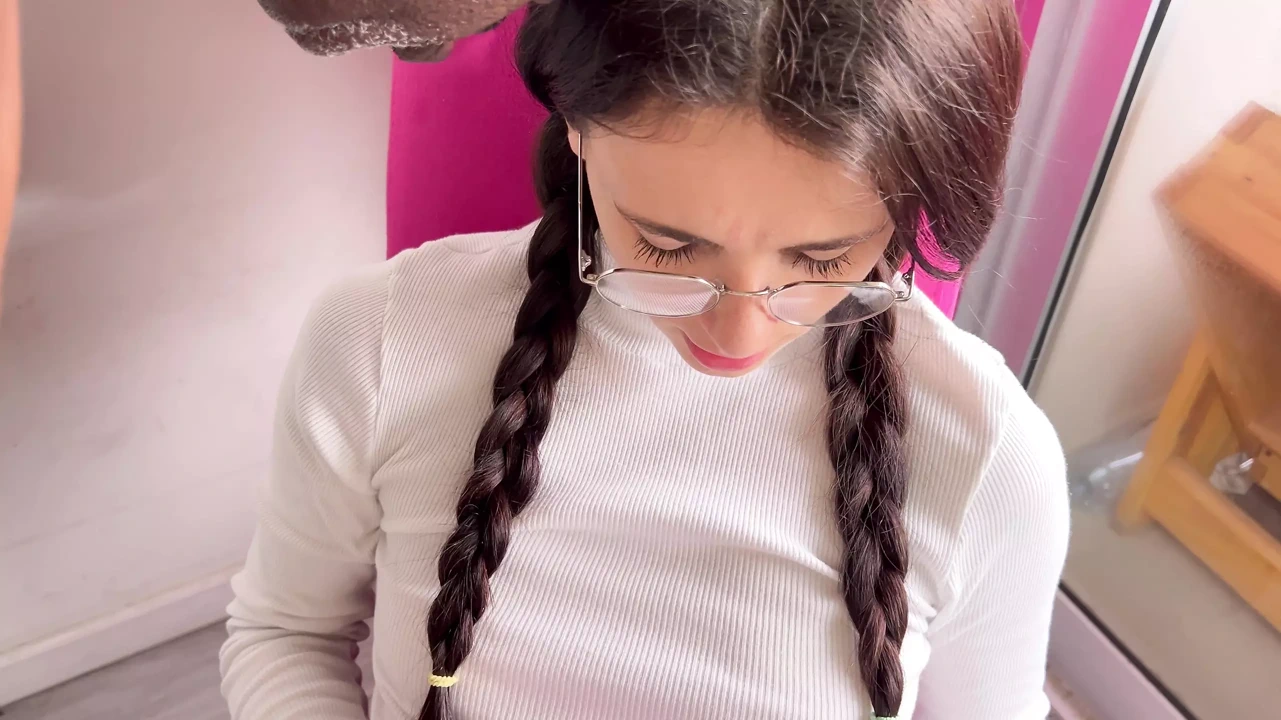 黑人再次用他的大鸡巴在桌子上操了我