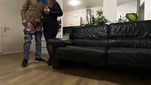 Ibu tiri menunjukkan cara bercinta!