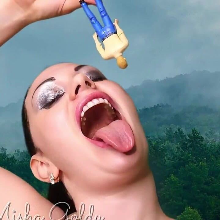 Giganta poderosa y sexy tiene hambre, y hoy un pequeño ser humano es mi esclavo! ¡El huele tan sabroso! ¿Quería ser parte?
