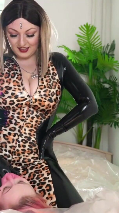 Kultni trenutak iz "Lezbijskog lateks gumenog sjedenja na licu besplatnog porno videa, velika guza"