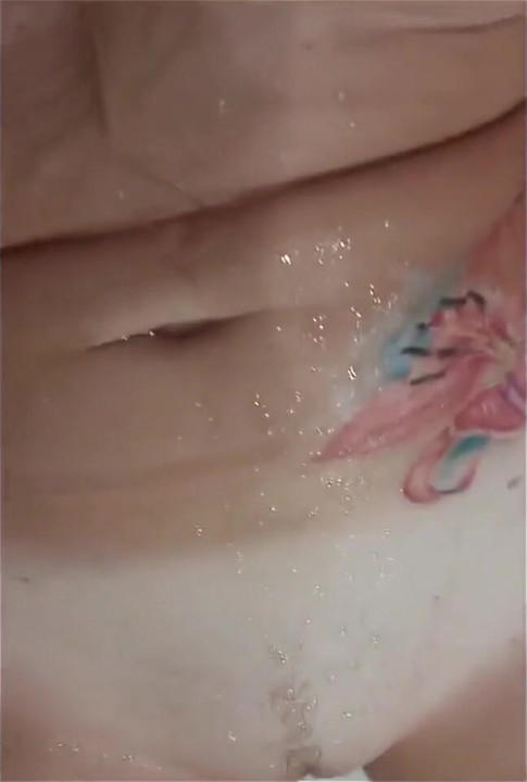 Mijando enorme no meu corpo super bronzeado