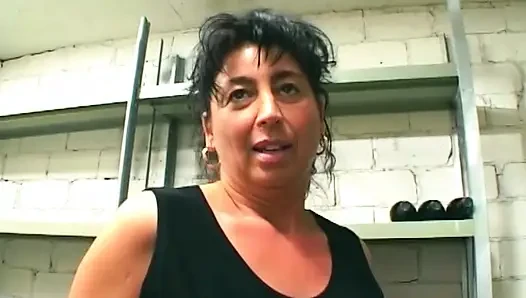 Olgun sürtük ağzı açık amına yumruk sokuyor kalın döl damlıyor