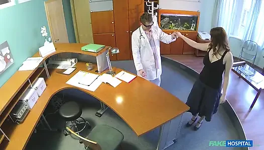 Fake hospital - çarpıcı kızıl saçlı Helen sert seks yapmadan önce hastane ofisinde iş güvenliği için sakso çekiyor