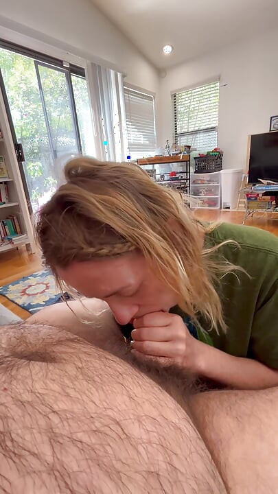 Hete milf geeft knielende pijpbeurt