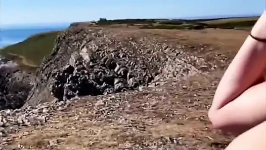 Yaramaz orta yaşlı seksi kadın kırmızı xxx ile açık havada eğlence