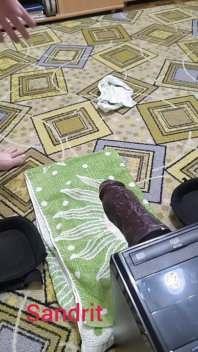 Bunda curtindo o passeio enquanto o pau está vazando porra