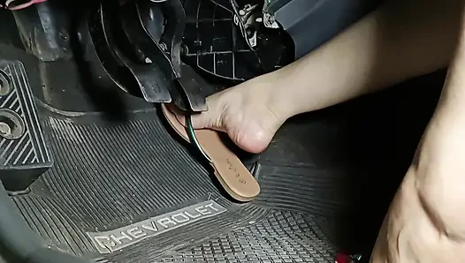 Mempercepat dan memompa pedal Corsa menggunakan sandal jepit