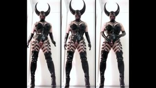 Кроссдрессер Demon в латексе и резиновая кукла госпожа Devil Fetish Queen