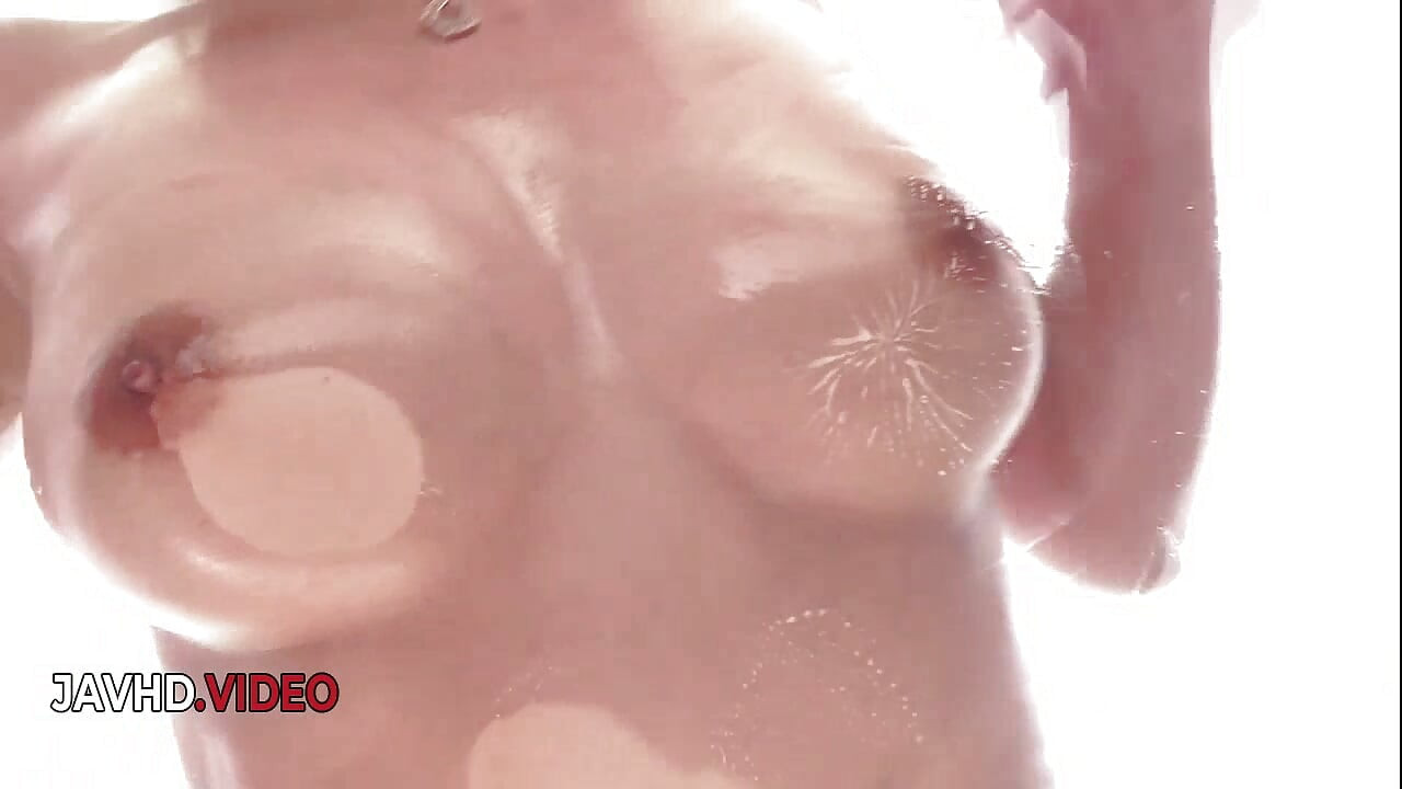 Anne si cewek seksi asia lagi asik pamer kemeja basahnya dan lanjut ngentot toketnya habis-habisan