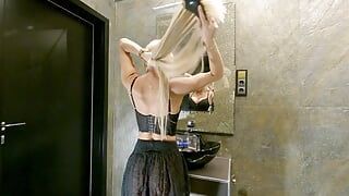 Длинноволосая сексуальная блондинка с большими сиськами готовится к Ноче в просвечиваемой мини-юбке с носками и без трусиков