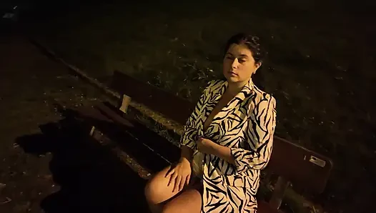 Bir teşhirci o noktada bir fahişeye geldi. Onunla ne yapacağını bilmiyor.