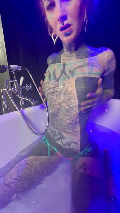 Gothic Ink Queen niszczy otwór analny za pomocą ogromnego paska