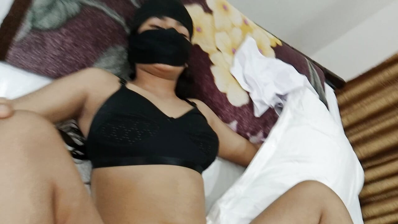 Pyari klej garl apni pahli tin logon vali chudaee aajmati hai