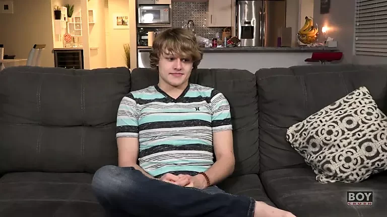 Twink Robin Moore rucha się w dupę swoim ulubionym dildem