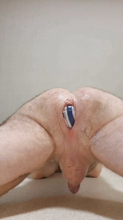 Ball hole game