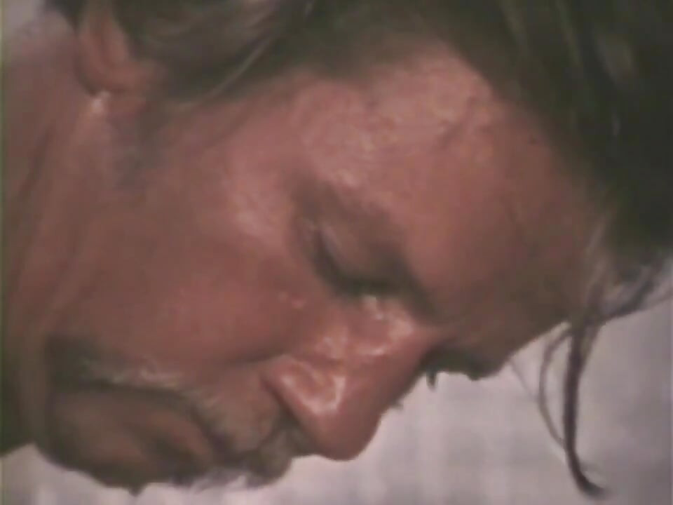 Dlakavi kurac sisa pičku, liže pičku i jebe u kupaonici