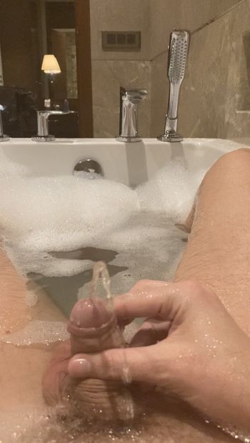 Snel pissen in de badkuip