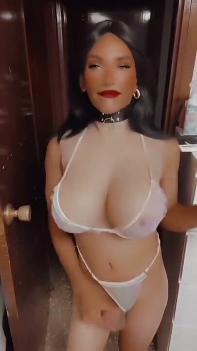 Üvey anne onları aşağı çekiyor ama tamamen değil. Uslu duracak mısın yoksa durmam mı gerekiyor