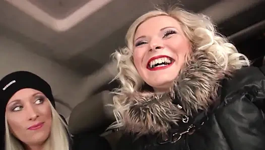 Blondine Hart Gefickt Im Fickbus