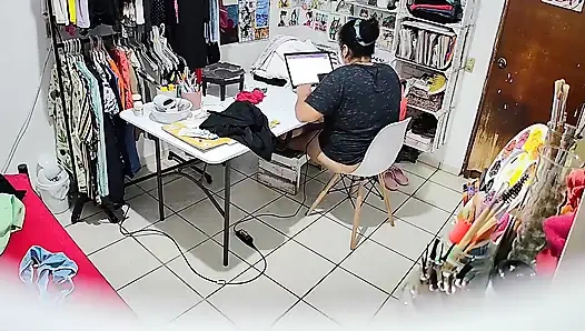 Adik tiriku yang gemuk lagi ngelakuin pekerjaan rumahnya
