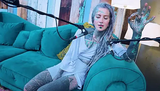 Aku bicara tentang J - Jelousy - ASMR podcast SFW berbicara dengan gadis kurus gothic model bertato rambut gimbal