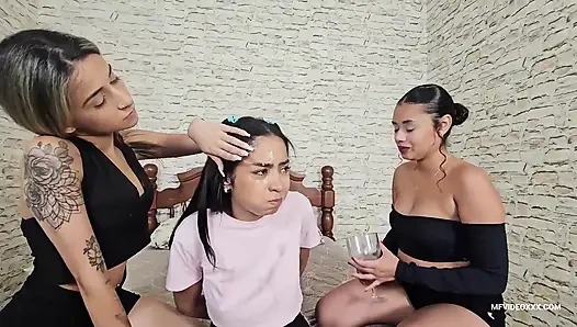 Cewek sange ini dientot habis-habisan sama cowok kulit putih dan ludah lengket