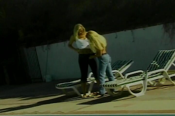 Des bombasses blondes séduisantes profitent d’une action lesbienne torride