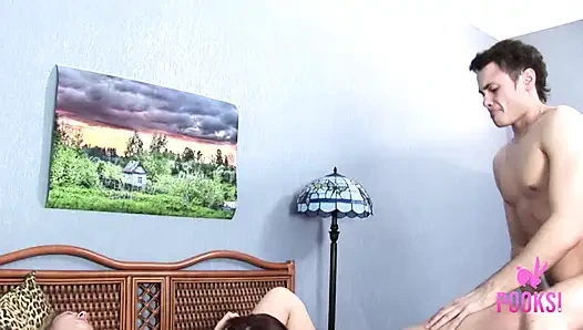 Lesbian layla dan zoey dientot habis-habisan sama kontol besar sampai menganga lebar!