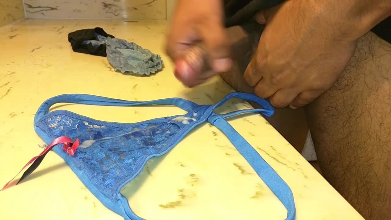 सेक्सी नीले पेटी पर कमिंग