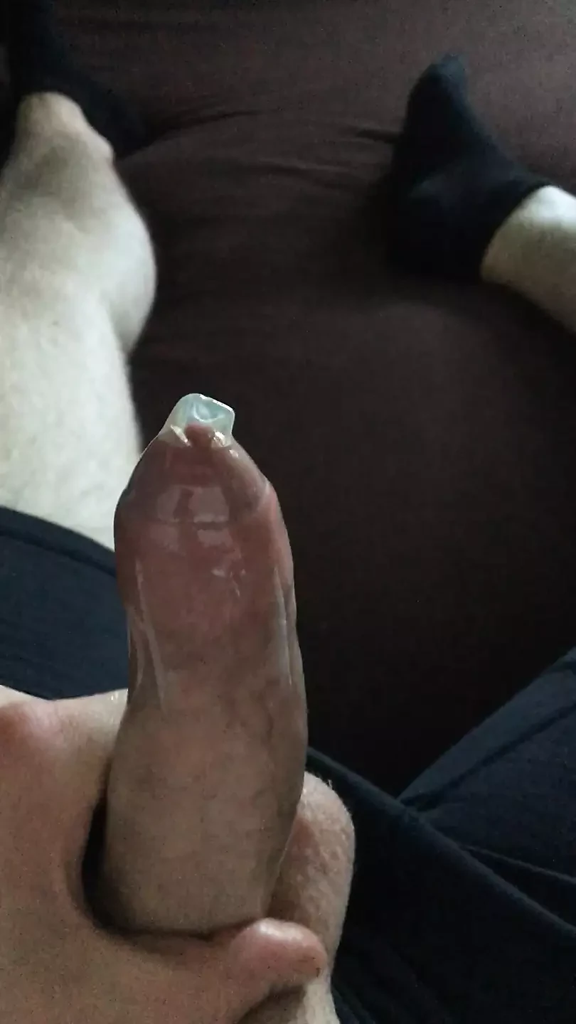 Cazzo rasato si masturba con il preservativo