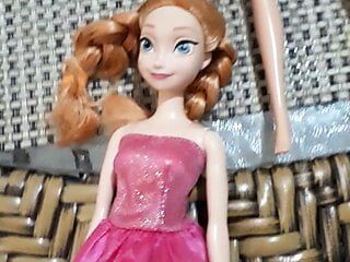 Unter meinem Kleid von meiner Barbie-Puppe