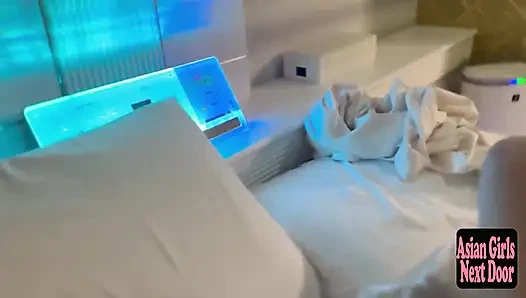 Hellhättige schlanke schönheit - ihr langsamer verführerischer blowjob lässt dich steinhart