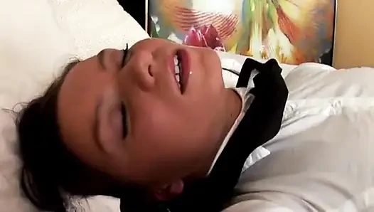 Cewek sange ini lagi asik nyepong kontol dan memek beceknya dientot habis-habisan