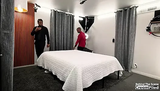 Cewek semok rambut cokelat di-gangbang untuk pertama kali