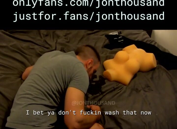أكلت حمولة دمية الجنس لزميلي في السكن Str8