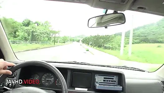 Удовольствие от сексуальной поездки по дороге: горячая азиатская тинка делает падающий пальцами минет экшн