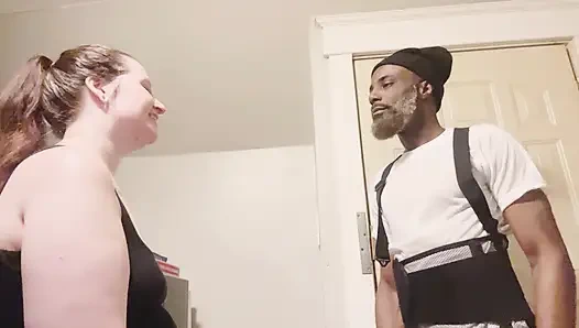 Ibu rumah tangga seksi ini pamer apresiasi sama tukang ledengnya dengan telan sperma pria kulit hitam