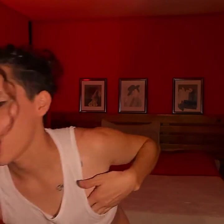 Tatlı femboy kız, sadece onu memnun etmek için koşmanı sağlayan tatmin edici yüzüyle övünüyor