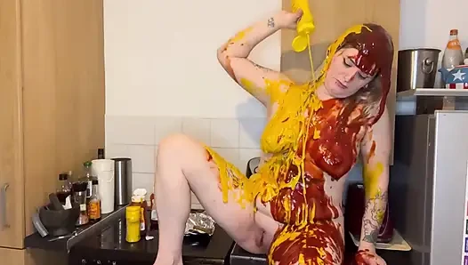 Nasser und unordentlicher wurstfick mit Ketchup und Senf