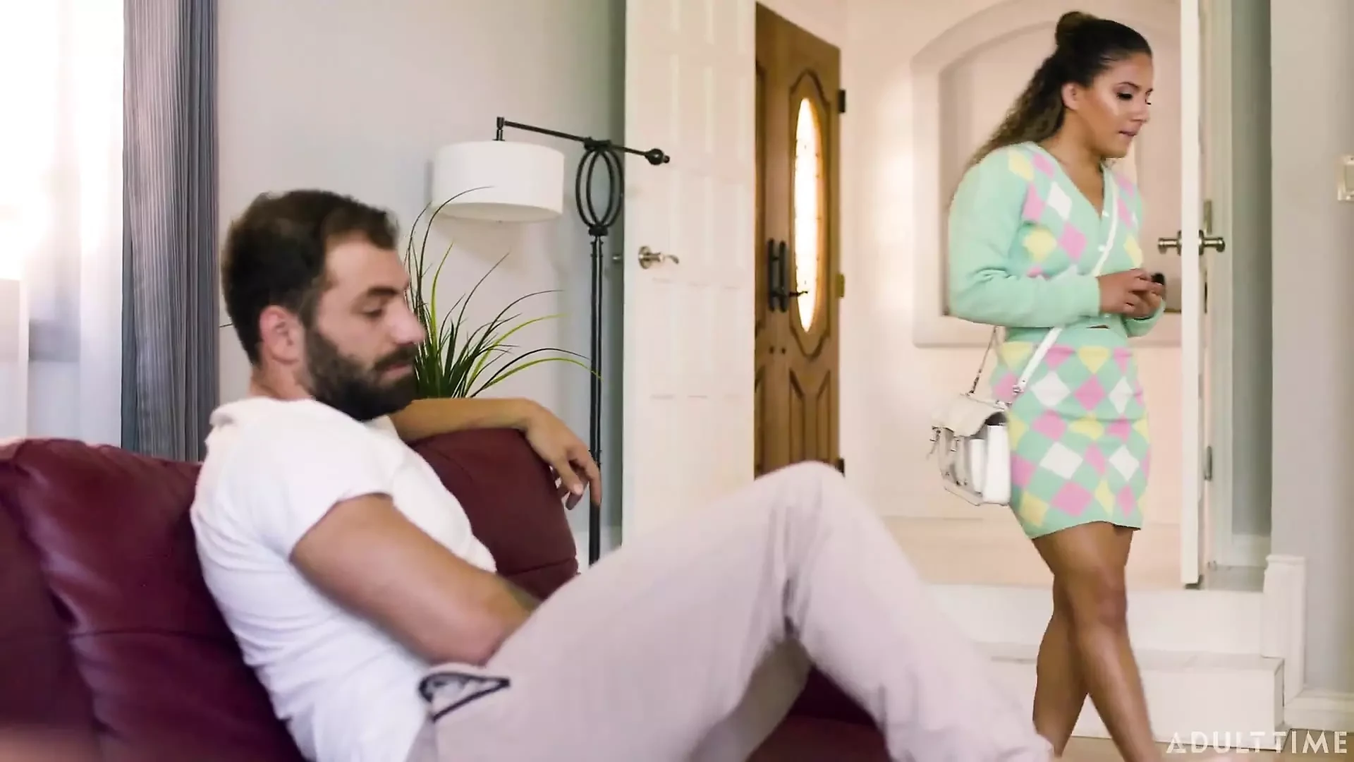 Adult Time - esposa solitaria Liv modernizada sorprendió a su esposo masturbándose solo y decide adorar su polla