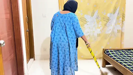 Tante seksi indonesia dengan toket aduhai lagi bersihin kamarku sambil menggodaku untuk ngentot