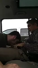 Mamando o coroa dentro do carro
